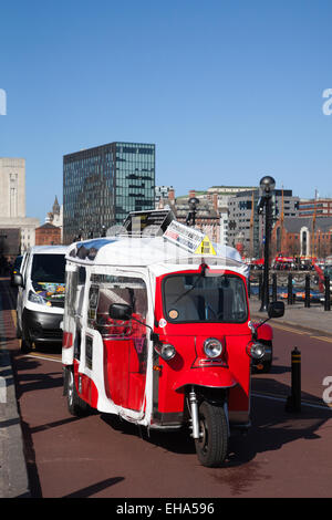 Personalizzati in rosa in stile thailandese tuk tuks, elettrica, veicoli elettrici, motore elettrico, EV, auto elettrica la proprietà auto-rickshaws in Liverpool, Merseyside Foto Stock