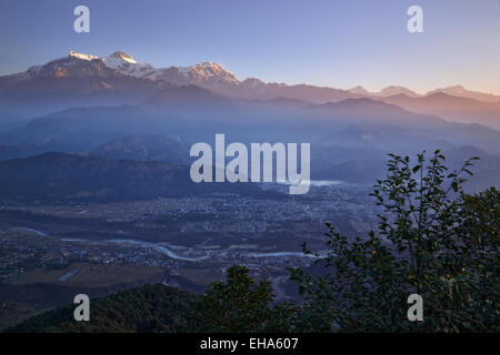 Il Annapurnas all'alba da Sarankot vicino a Pokhara in Nepal Foto Stock