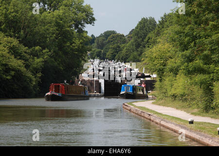 Due narrowboats lasciando doppia serratura 37 del Hatton volo sul Grand Union Canal vicino a Warwick Foto Stock
