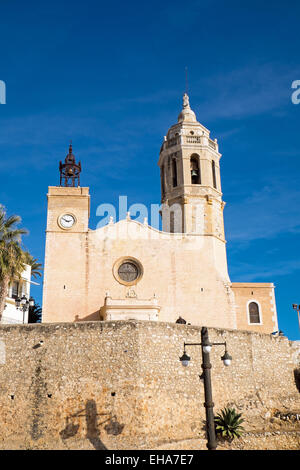 La chiesa di Sant Bartomeu mi Santa Tecla a Sitges, Spagna Foto Stock