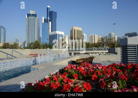 ABU DHABI- l'attraente aprire spazi pubblici che circondano questa parte del Golfo Arabico Foto Stock