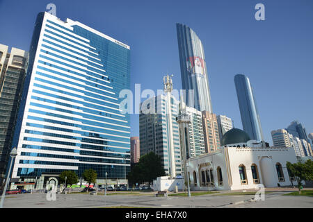 ABU DHABI- l'attraente aprire spazi pubblici che circondano questa parte del Golfo Arabico Foto Stock