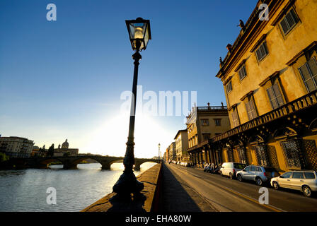 Vecchio lampione ornati sul Lungarno degli Acciaiuoli Street vicino al fiume Arno, Firenze, Italia Foto Stock