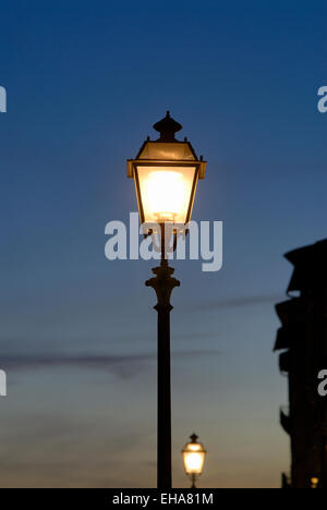 Vecchio lampost brilla al buio, Firenze, Italia Foto Stock