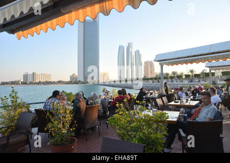 ABU DHABI- l'attraente aprire spazi pubblici che circondano questa parte del Golfo Arabico Foto Stock