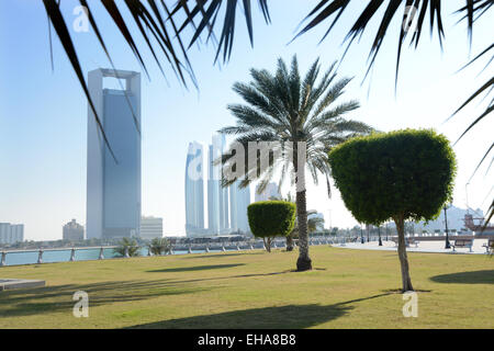 ABU DHABI- l'attraente aprire spazi pubblici che circondano questa parte del Golfo Arabico Foto Stock