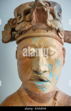 Vista in dettaglio terracotta incensiere stand con testa Maya maschio della classe dirigente tocca policromi museo archeologico di Palenque Foto Stock