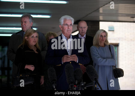 Regno Unito, Londra : pubblicista Max Clifford arriva a Southwark Crown Court di Londra centrale, la giuria ha ritirato a considerare il 11 cariche di indecente assalto contro il signor Clifford il 23 aprile 2014. Foto Stock