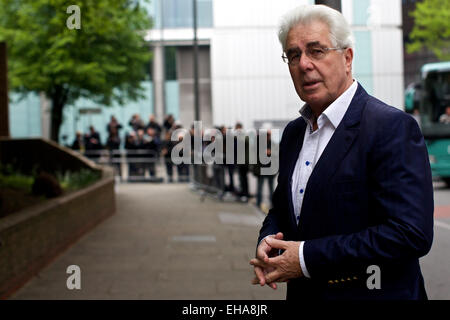 Regno Unito, Londra : pubblicista Max Clifford arriva a Southwark Crown Court di Londra centrale, la giuria ha ritirato a considerare il 11 cariche di indecente assalto contro il signor Clifford il 23 aprile 2014. Foto Stock