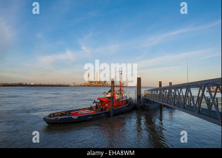 Torg ormeggiato lungo il molo della città con la centrale elettrica di tilbury dietro, con la vecchia centrale elettrica di Tilbury sullo sfondo, (demolito nel 2019) Foto Stock