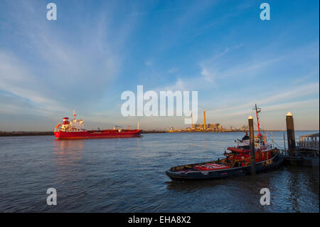 Petroliera 'ummer' che scende lungo il fiume tamigi visto da gravesend. Con la vecchia centrale di Tilbury in background, demolito 2019 Foto Stock