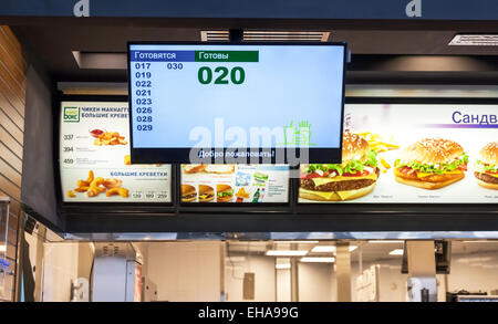 Informazione e pubblicità monitor nel ristorante McDonald's. Foto Stock