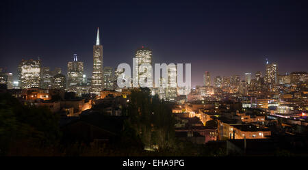 La notte scende oltre il riconoscibile skyline del centro di San Francisco Foto Stock