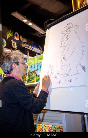 Belfast, Regno Unito. 10 marzo, 2015. Autore e illustratore di Axel Scheffler apparso Belfast bookstore per un "lettura e illustrante" Credito sessione: Bonzo Alamy/Live News Foto Stock