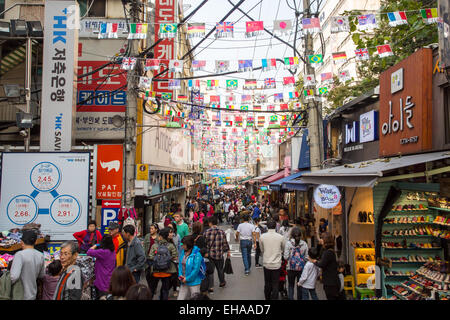 Seoul, Corea del Sud - 25 Ottobre 2014: la trafficata e tradizionale Nam Dae Mun Mercato nel mezzo di una giornata autunnale Foto Stock