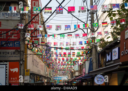 Seoul, Corea del Sud - 25 Ottobre 2014: la trafficata e tradizionale Nam Dae Mun Mercato nel mezzo di una giornata autunnale Foto Stock