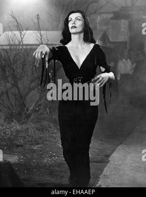 Vampira, sul set del film "Plan 9 from Outer Space', 1959 Foto Stock