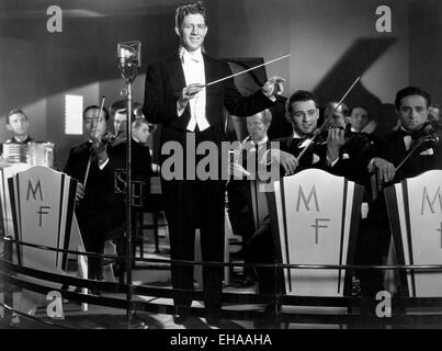 Rudy Vallee, con orchestra sul set del film " dolce musica', 1935 Foto Stock