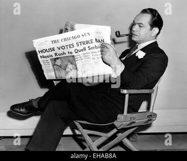 Edward G. Robinson, Ritratto leggendo il giornale, circa 1943 Foto Stock