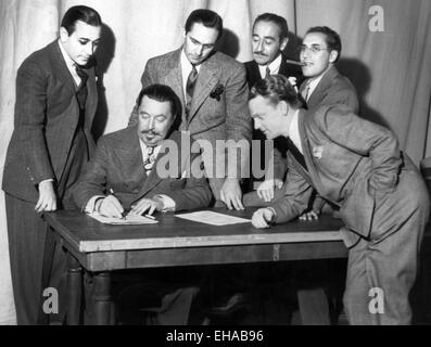 Soci fondatori di cooperativa di attori di schermo, George raft, Warner Oland, Fredric March, Adolph Menjou, James Cagney, Groucho Marx, El Capitan theater, Los Angeles, 9 ottobre 1933 Foto Stock