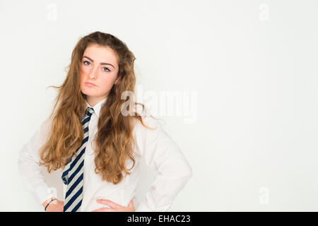 Un annoiato alimentato fino a moody 13 14 15 anno vecchio teenage schoolgirl con capelli lunghi marrone REGNO UNITO Foto Stock