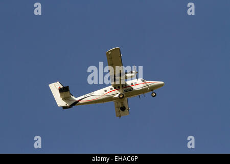 Aria Kenya aereo decollare DHC-6-200 Twin Otter dal Masai Mara, Kenya Foto Stock