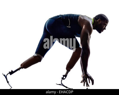 Uno muscoloso uomo disabile corridori velocisti con gambe protesi in silhouette su sfondo bianco Foto Stock