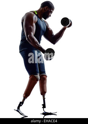 Uno muscoloso uomo disabile body builders edificio pesi con gambe protesi in silhouette su sfondo bianco Foto Stock