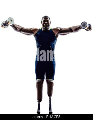 Uno muscoloso uomo disabile body builders edificio pesi con gambe protesi in silhouette su sfondo bianco Foto Stock