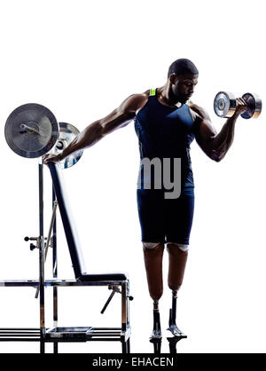 Uno muscoloso uomo disabile body builders edificio pesi con gambe protesi in silhouette su sfondo bianco Foto Stock