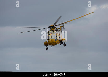 Frontiere ospedale generale, Melrose, UK. 10 marzo, 2015. RAF di Ricerca e Salvataggio in elicottero RAF Sea King XZ590 partono le frontiere General Hospital, Melrose. Il SAR elicottero è basata a RAF Boulmer nel Northumberland. Credito: Rob grigio/Alamy Live News Foto Stock