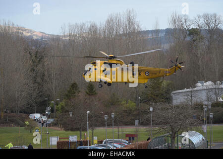 Frontiere ospedale generale, Melrose, UK. 10 marzo, 2015. RAF di Ricerca e Salvataggio in elicottero RAF Sea King XZ590 partono le frontiere General Hospital, Melrose. Il SAR elicottero è basata a RAF Boulmer nel Northumberland. Credito: Rob grigio/Alamy Live News Foto Stock