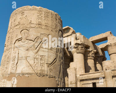 Le colonne del tempio di Haroeris e Sobek a Kom Ombo nella valle del Nilo, l'Alto Egitto Foto Stock