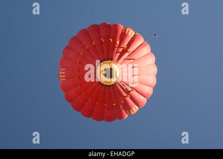 Palloncino arancione nel cielo sopra fotografo - New Mexico - USA Foto Stock