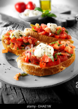 Tritato fresco pomodoro e mozzarella bruschetta Foto Stock