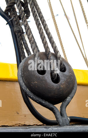 Vista dettagli di esecuzione e standing rigging su una goletta (Tall Ship) Foto Stock