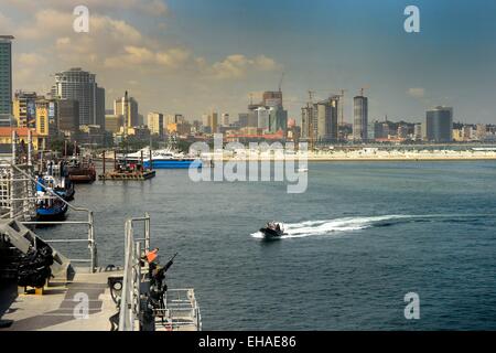 American, britannico e spagnolo marines, lavorando fianco a fianco con i militari angolani condurre piccole operazioni in barca nel porto di Luanda Marzo 6, 2015 a Luanda, in Angola. Foto Stock