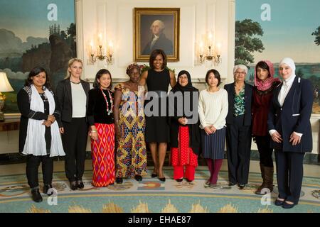 Noi la First Lady Michelle Obama saluta i destinatari del Dipartimento di Stato 2015 donne internazionale di coraggio i destinatari del premio la Carriera Diplomatica Sala di accoglienza della Casa Bianca il 7 marzo 2015 a Washington, DC. I destinatari sono da sinistra a destra: Nadia Sharmeen, Bangladesh; Arbana Xharra, Kosovo; può Sabe Phyu, Birmania; Marie Claire Tchecola, Guinea; Tabassum Adnan, Pakistan; Sayaka Osakabe, Giappone; Rosa Julieta Montano Salvatierra, Bolivia; capitano Niloofar Rahmani; Afghanistan; Majd Chourbaji, Siria. Foto Stock