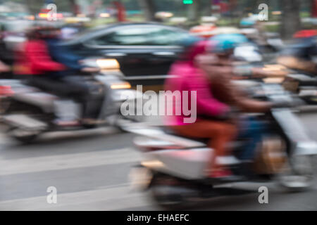 Scooter,moto,motociclette,ciclomotori,l'inquinamento,rumore,traffico,trasporto,a,città,centro,Ha Noi,Hanoi, Vietnam,il vietnamita,Asia,asiatica, Foto Stock