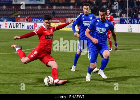 Marzo 10, 2015: Sandu Gabriel Matei #10 della dinamo Bucarest e Marko Momcilovic #4 della CS Pandurii Targu Jiu in azione durante la Coppa di Lega Adeplast gioco tra FC Dinamo Bucharest ROU e FC Universitatea Cluj ROU a "inamo'' Stadium, Romania ROU. Catalin Soare/www.sportaction.ro Foto Stock