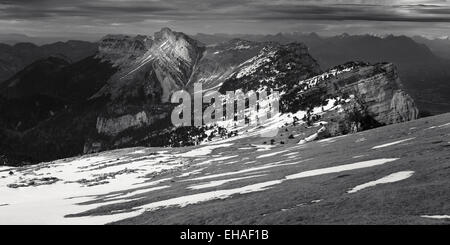 Immagine in bianco e nero degli Hauts de chartreuse altopiano di montagna e i vertici della Chartreuse gamma, sulle alpi francesi. Foto Stock