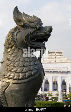 Statua in Piazza del Popolo a Yangon Myanmar Foto Stock