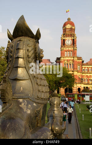 Statua in Piazza del Popolo a Yangon Myanmar Foto Stock