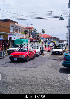 Il mezzogiorno street scene in Limon Limon Costa Rica Foto Stock