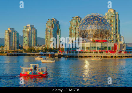 Telus mondo della scienza e poco Aquabus traghetti passeggeri, False Creek, Vancouver, British Columbia, Canada Foto Stock