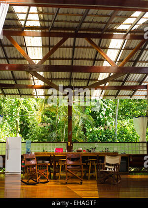 Un open-air la cucina e la zona pranzo nella foresta pluviale vicino a Manzanillo, Limon Costa Rica. Foto Stock