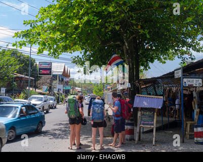 Canadian backpackers in Puerto Viejo, Limon Costa Rica. Foto Stock