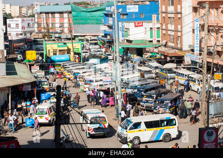 Vista aerea di Accra street e parcheggiata matatus, Centro di Nairobi, in Kenya Foto Stock