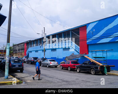 Il mezzogiorno street scene in Limon Limon Costa Rica Foto Stock