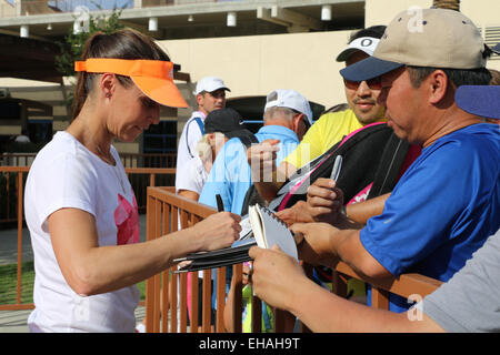 Indian Wells, California, 10 Marzo 2015 Italiano giocatore di tennis Flavia PENNETTA firma autografi al BNP Paribas Open. Credito: Lisa Werner/Alamy Live News Foto Stock